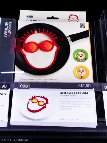 Spiegelei-Form, for sale in a  vending machine in the Munich Train Station